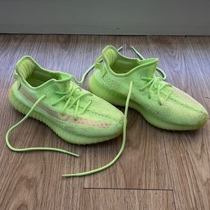 Adidas Yeezy boost 350 v2 size US 5 (100% AUTHENTIC)
